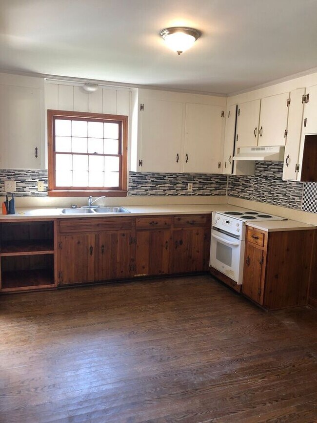 Building Photo - T.R. Lawing Realty Property