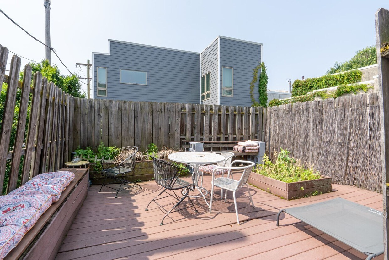 Foto principal - Great location with large Deck