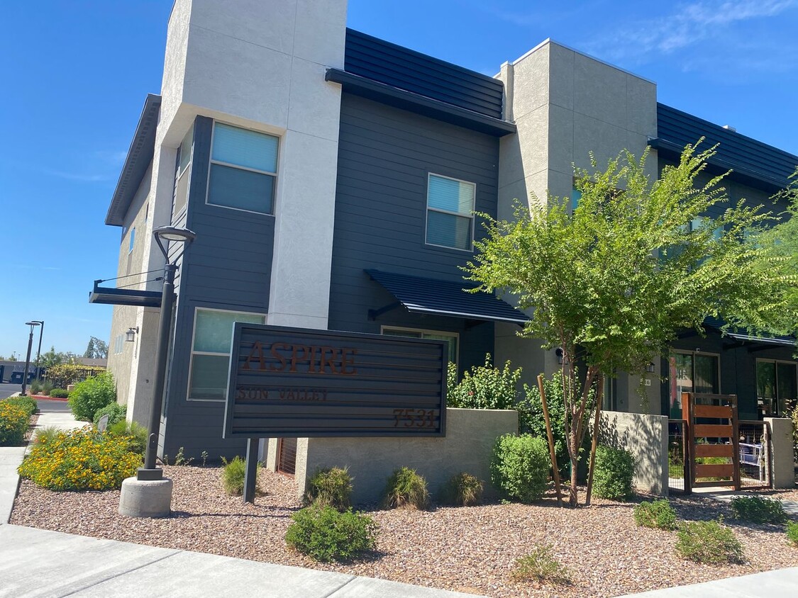 Foto principal - Gorgeous 3 Bedroom Townhome in the Aspire ...