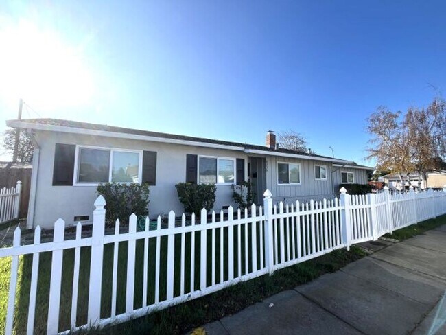 Building Photo - Well kept 3 bedroom, 2 bath detached singl...