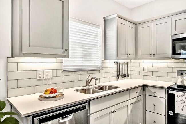 Foto del edificio - Luxury 3 Bedroom 2 Bath Townhome in Bullard, TX! Tour Today!