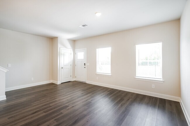 Foto del edificio - 102 Maybrook Drive 2