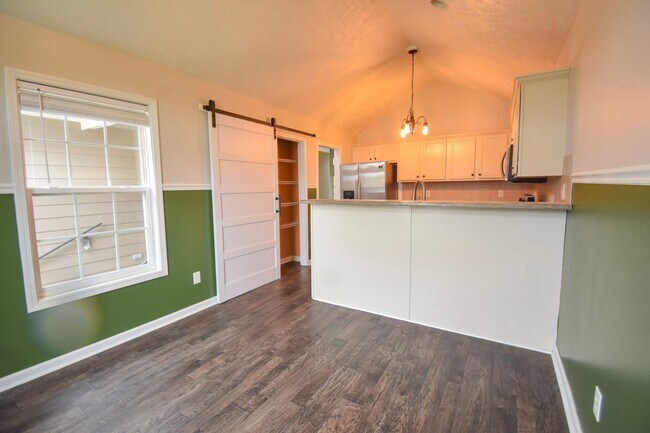 Foto del edificio - 3 Bed 2 Bath with a Bonus Room: Pets Allowed