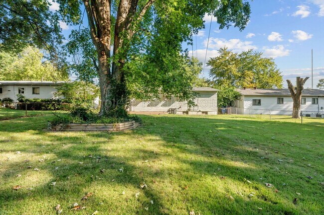 Building Photo - 1404 Farmview Ave