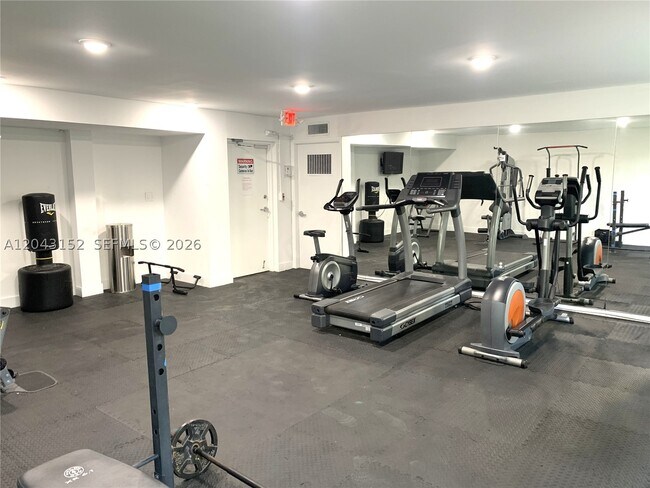 Foto del edificio - 250 180th Dr