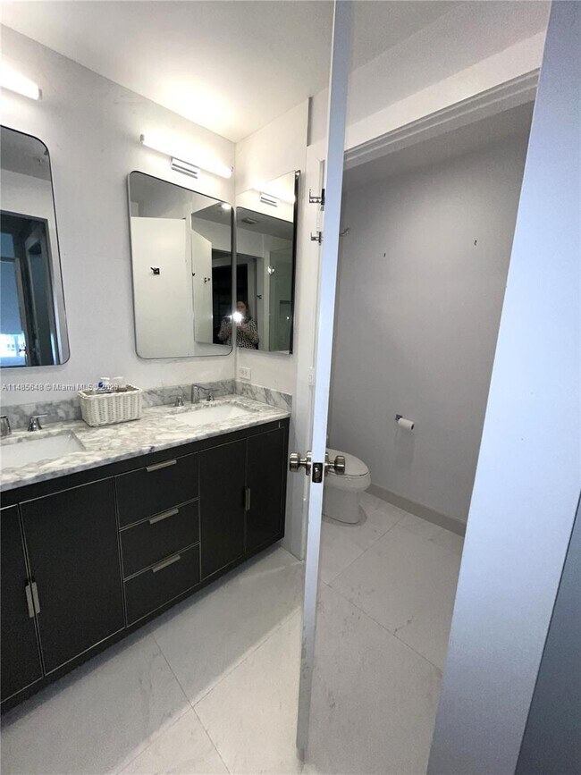 Building Photo - 801 Brickell Key Blvd
