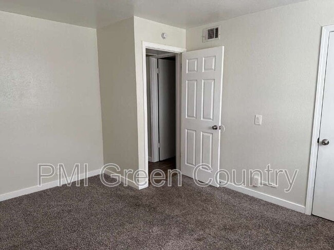 Building Photo - 917 N Yale Ave
