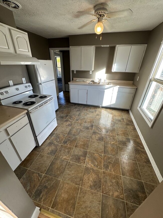 Building Photo - NEWLY REMODELED Fall 2025