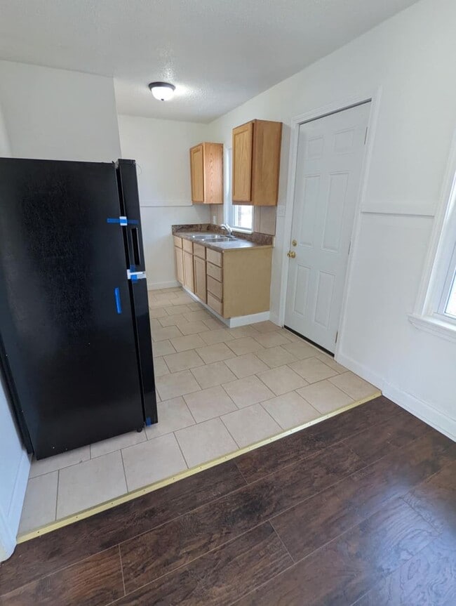 Building Photo - Remodeled 1 Bed / 1 Bath Brick Quadplex- C...