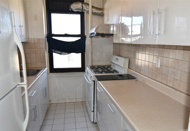 Foto del edificio - 98-25-98-64 64th Rd