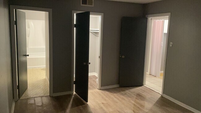 Building Photo - 2827 Sonora Dr