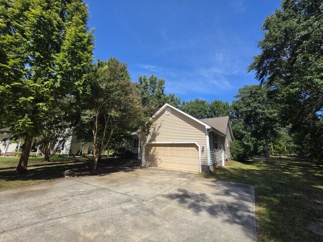 Building Photo - 105 Bloomingfield Dr