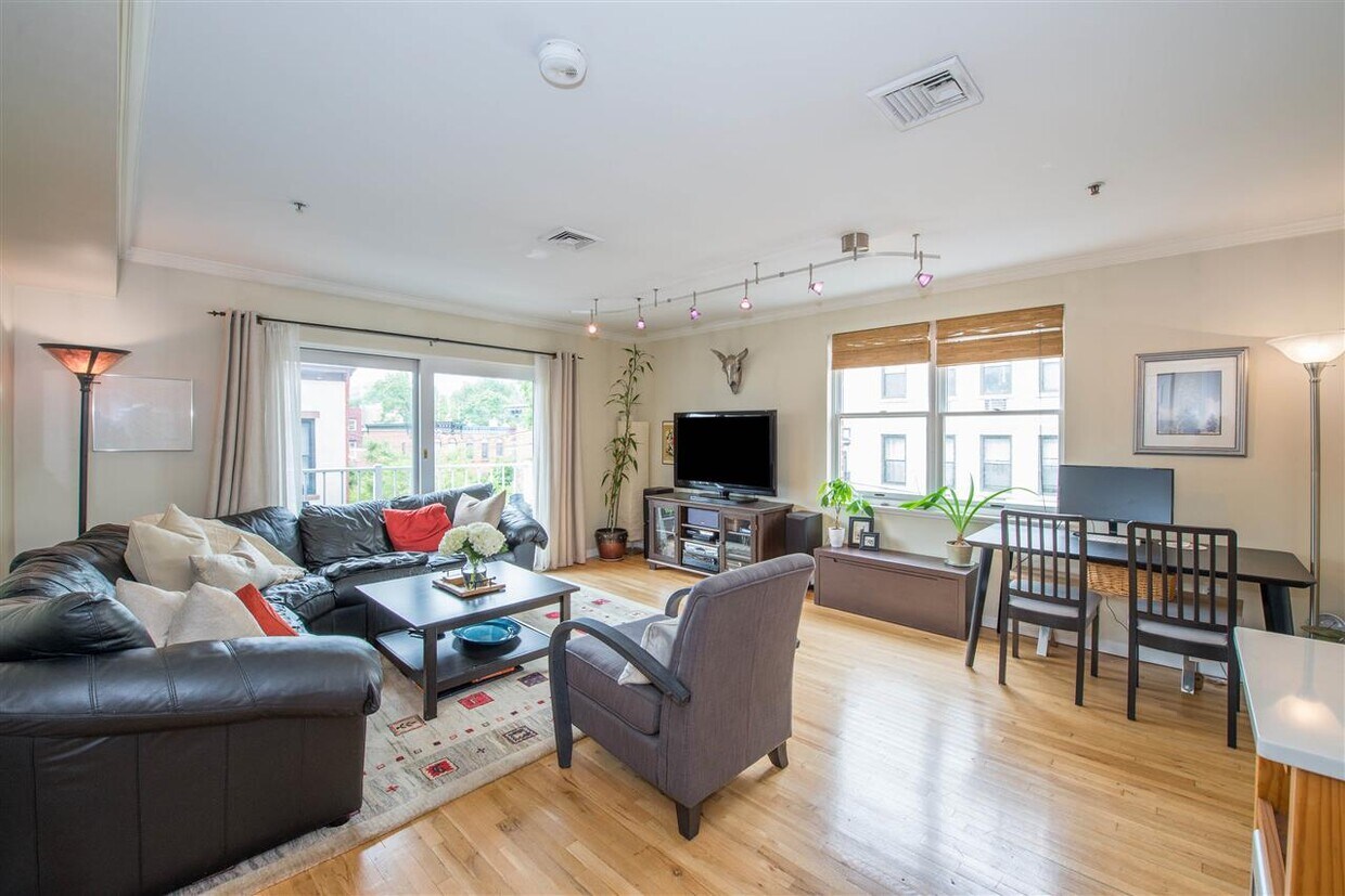 Primary Photo - 1201 Willow Ave