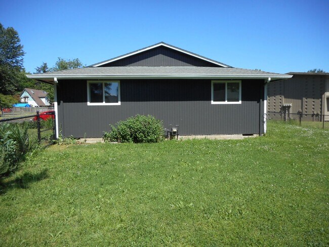 Building Photo - Completely Renovated Duplex Available Now!