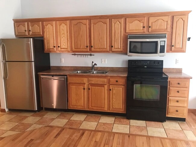 Building Photo - 2 bedrooms, 2 baths Downtown!