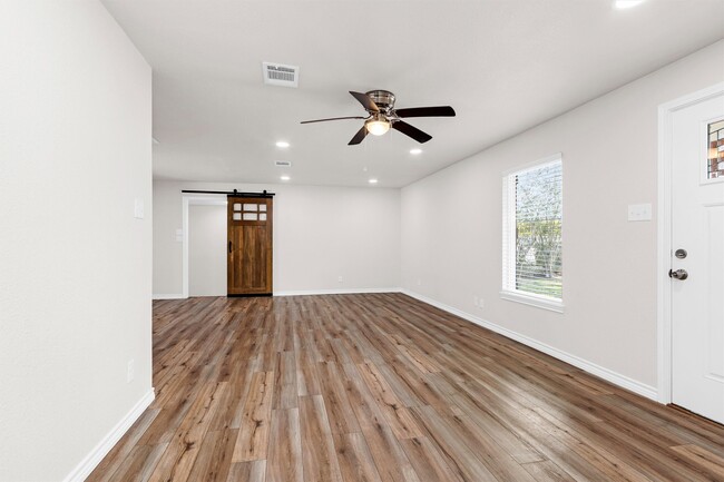 Building Photo - 338 S Walker Rd