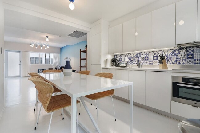Building Photo - 250 Collins Ave