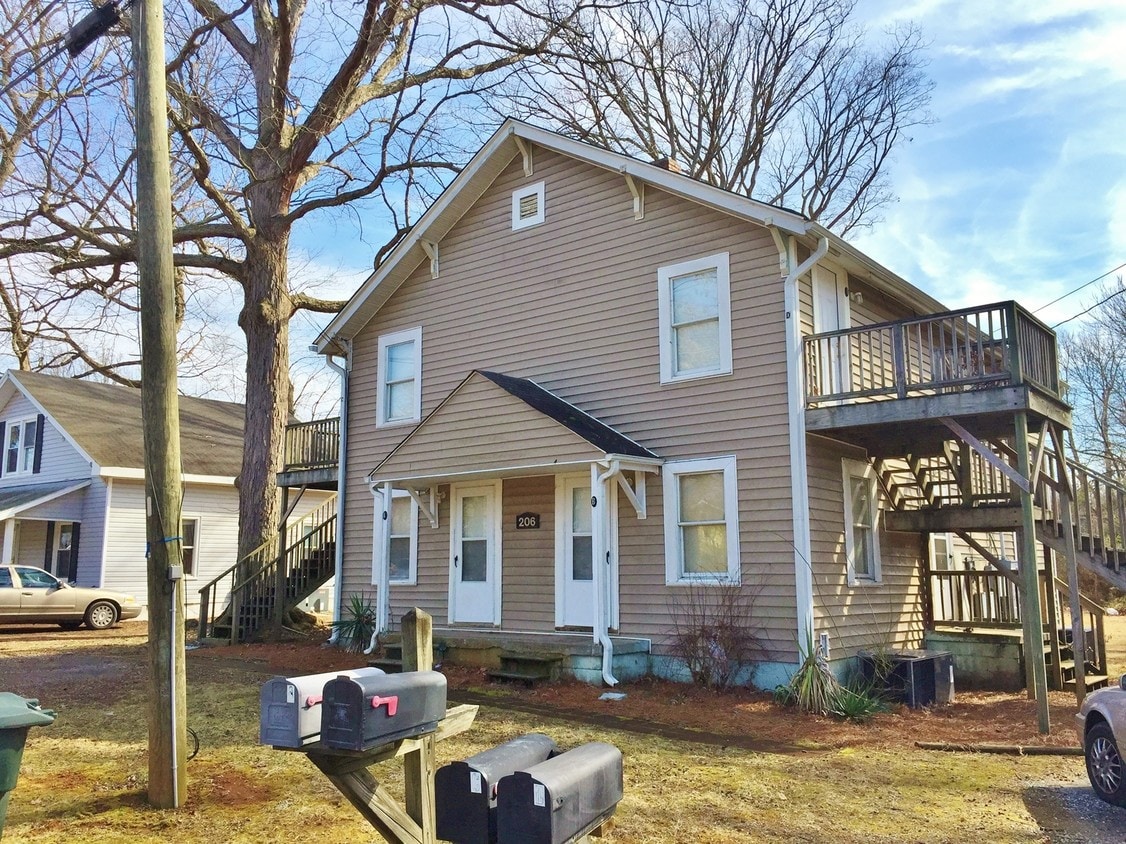 Primary Photo - 206 Charles St