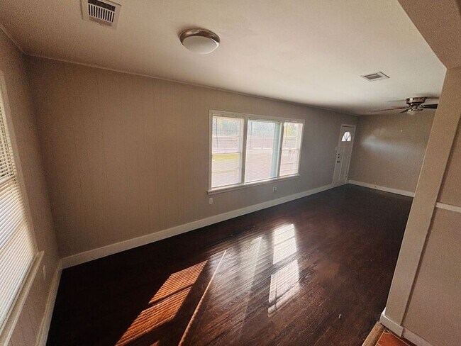 Foto del edificio - 3220 Service Dr