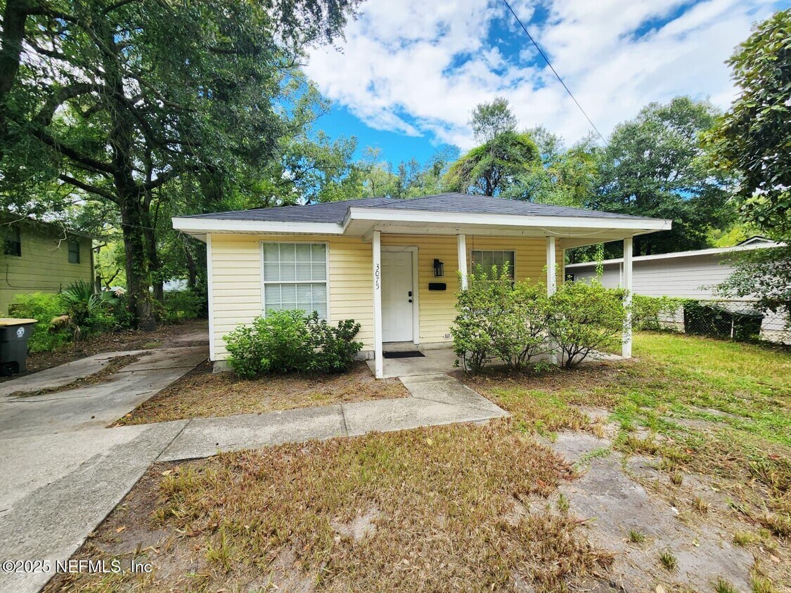 Foto principal - 3075 Commonwealth Ave