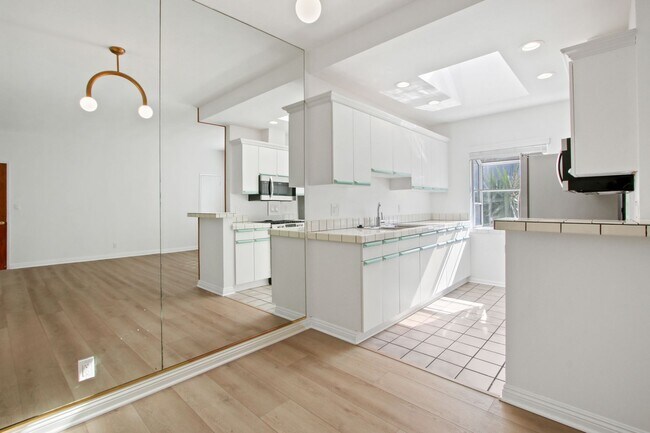 Building Photo - 807 5th Street in Santa Monica.  Steps to ...