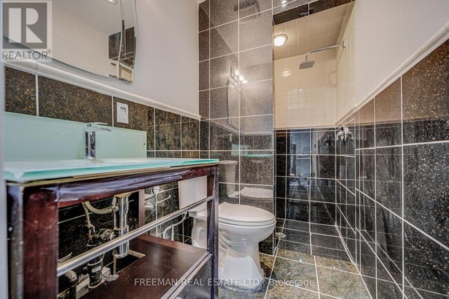 Building Photo - 916 Manning Ave