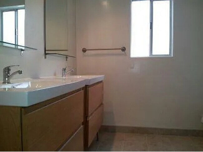 Foto del edificio - 221 N Juanita Ave