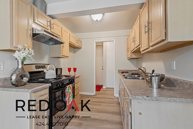 Foto del edificio - Charming Two Bedroom with Plush Carpet Flo...