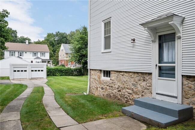Foto del edificio - 114 Meadow Rd