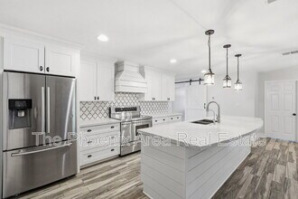 Building Photo - 447 E Carson Dr