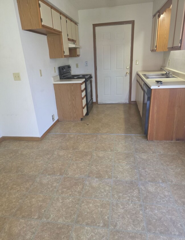 Foto del edificio - Great 3 Bed 2 Bath Duplex w/ attached 2 car garage!