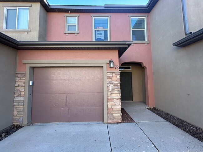Foto del edificio - Townhome With Clubhouse