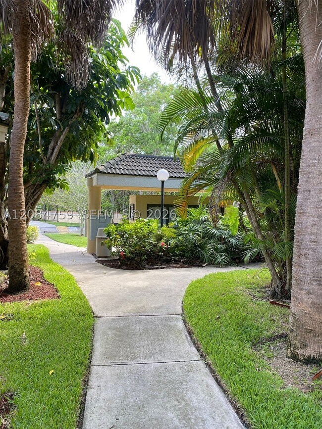 Building Photo - 9999 Summerbreeze Dr