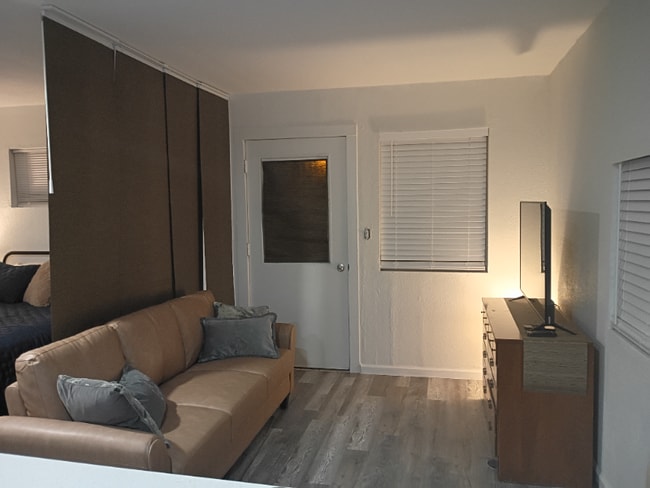 Building Photo - 739 Daisy Dr