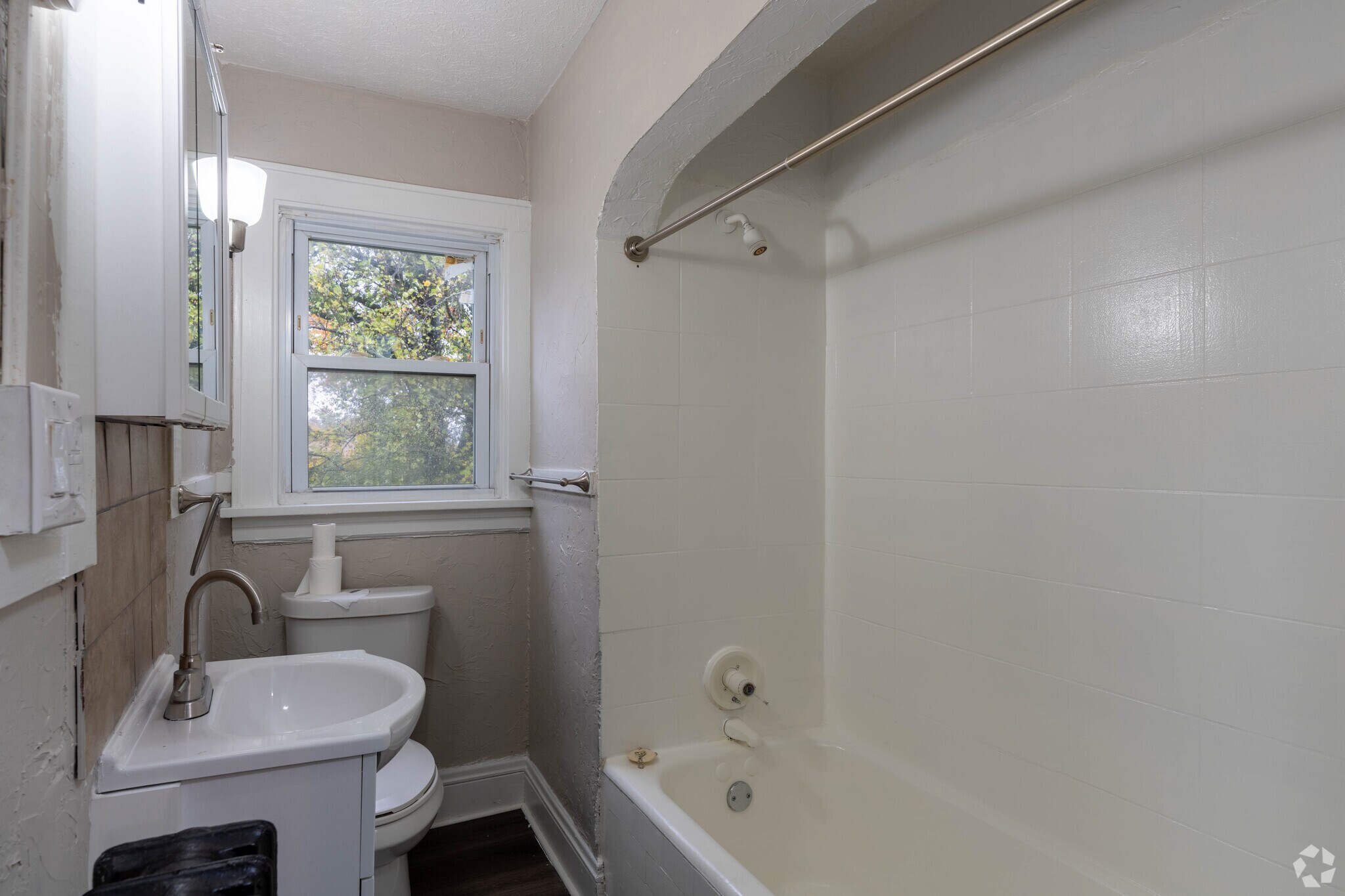 833 Brown St – 1BR/1.0BA