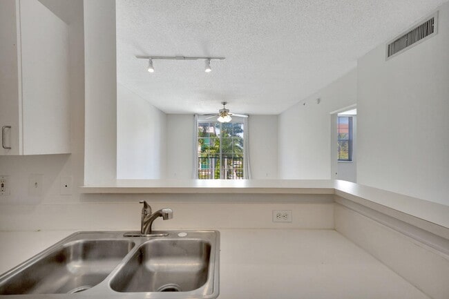 Building Photo - 720 S Sapodilla Ave