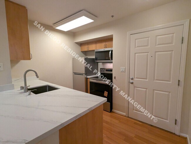 Foto del edificio - ***$200 MOVE-IN DISCOUNT*** Updated Studio with Parking and Washer/Dryer in Prime Little Italy Lo...