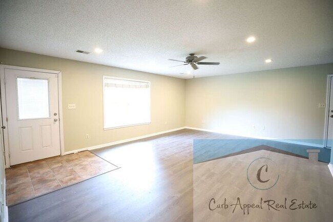 Foto del edificio - Nettleton Schools - 6 bed/ 3 bath 2,500 sq.ft.., back deck, fenced yard!!