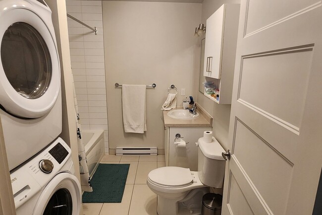 Building Photo - 2085 Av. Papineau