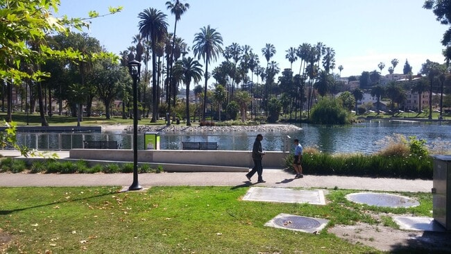 Foto del edificio - 1828-1828 Montrose St