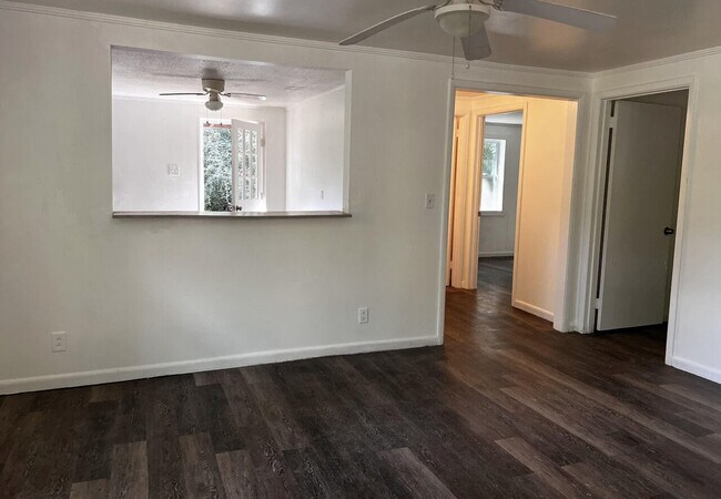 Building Photo - 320 Forest Dr
