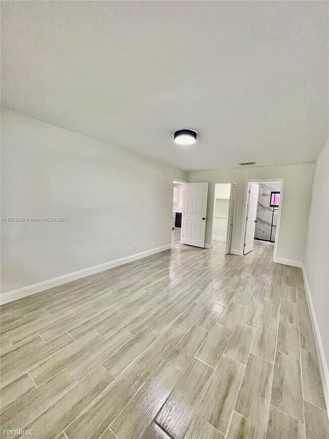 Foto del edificio - 3 br, 2 bath House - 2300 SW 18th Ter # 1