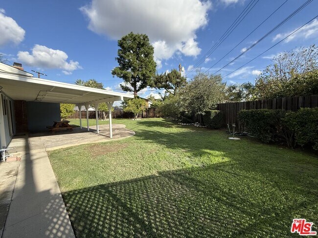 Building Photo - 20224 Kinzie St