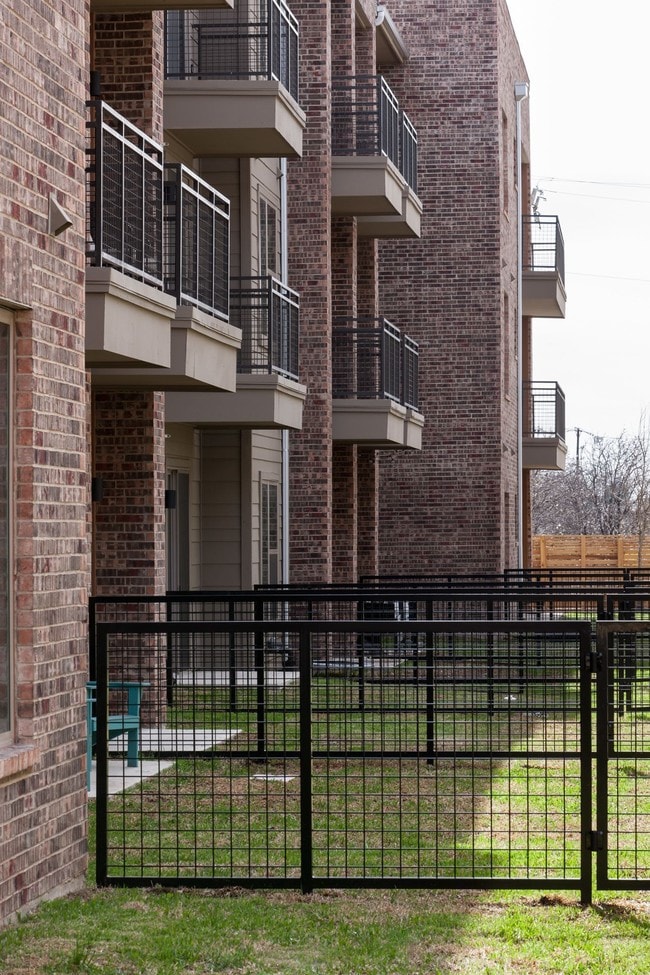 Cortland Farmers Market Apartments Dallas, TX