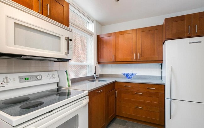Building Photo - Spacious and sunlit condo located in the h...