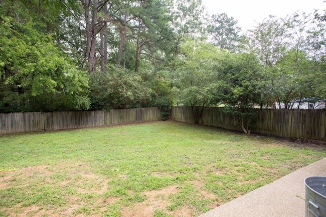 Building Photo - Spacious, well maintained, Tri-Level home ...