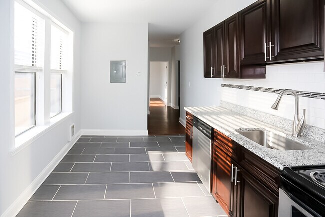 Building Photo - 3635 W Dickens Ave