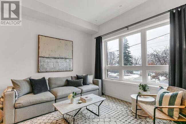Photo du bâtiment - 3686-3686 St Clair Ave E