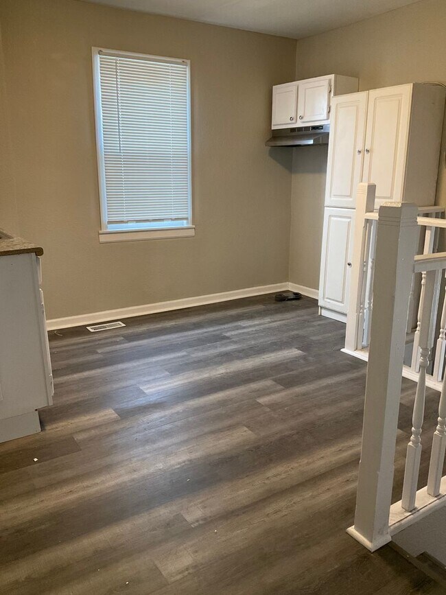 Building Photo - Cozy Two Bedroom Coming Available!