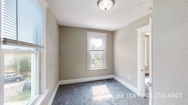 Building Photo - Newly Remodeled 1 Bedroom Apartment